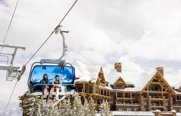 couple in a chairlift going to ski