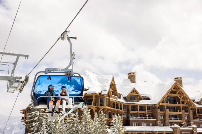 couple in a chairlift going to ski