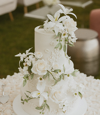 Wedding cake in Big Sky