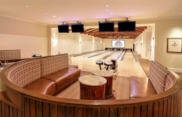 Daly's Pub bowling alley