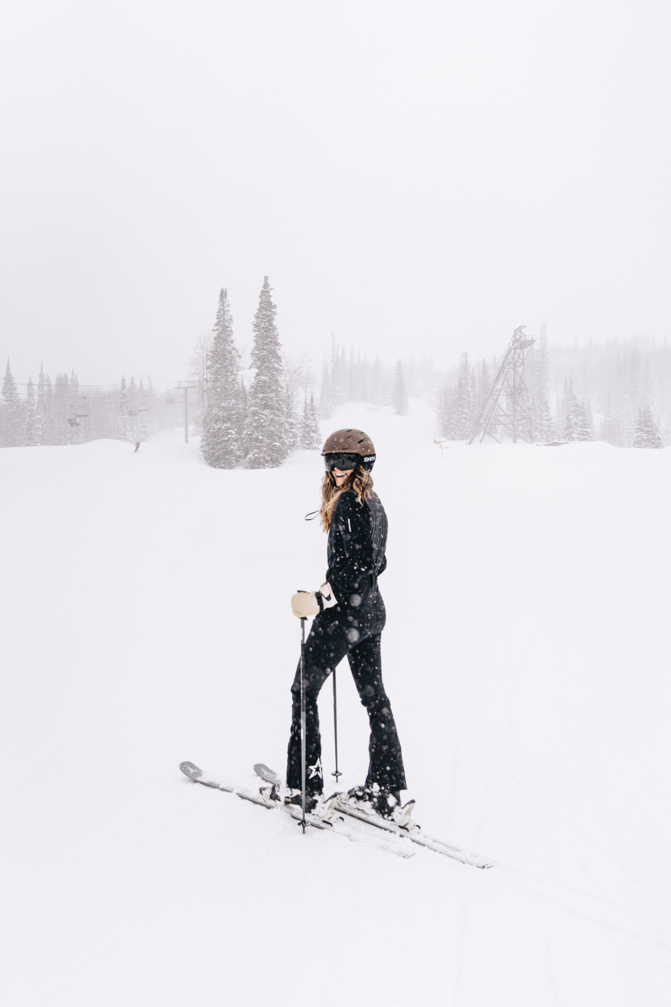 woman skiing