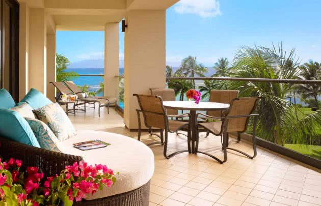 Lanai with table and loungers