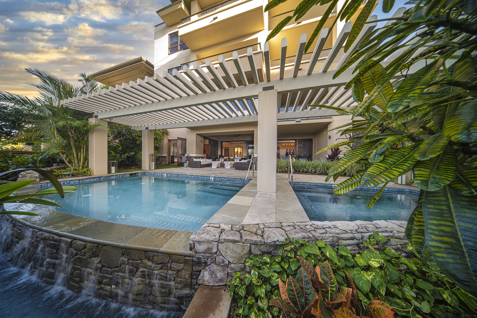 Montage Residences Kapalua Bay pool area