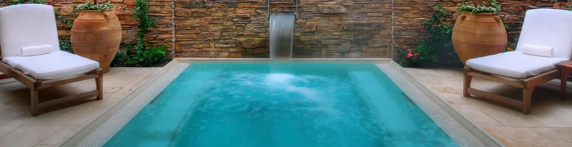 Wellness pool with two lounge chairs