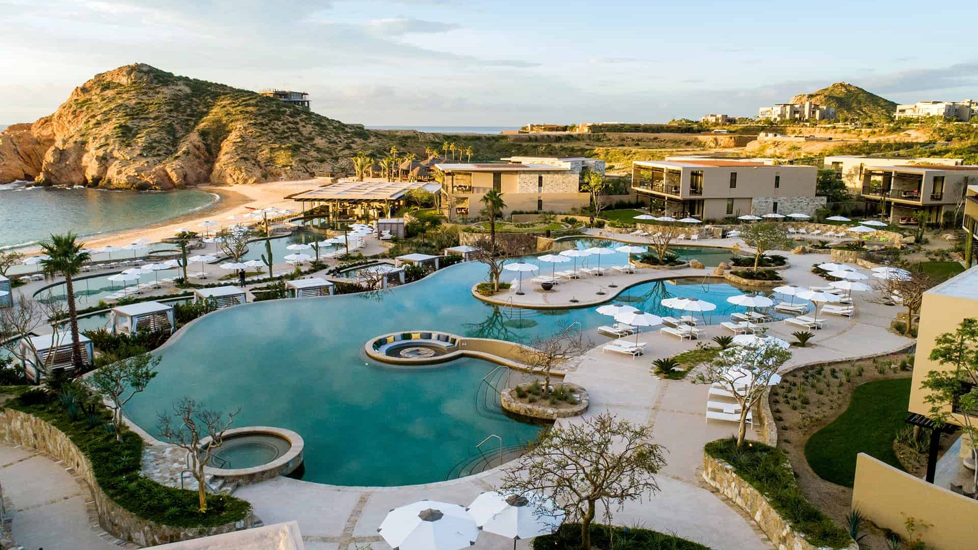 Vista aérea de las piscinas y la bahía