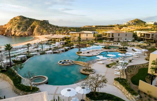 Vista aérea de las piscinas y la bahía