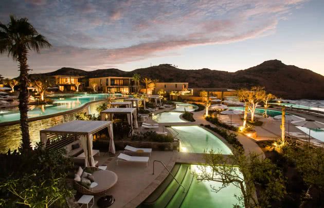 Vista de las piscinas y la bahía