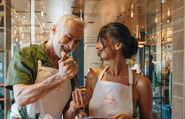 Una pareja asiste a una clase de cocina en Montage Los Cabos.