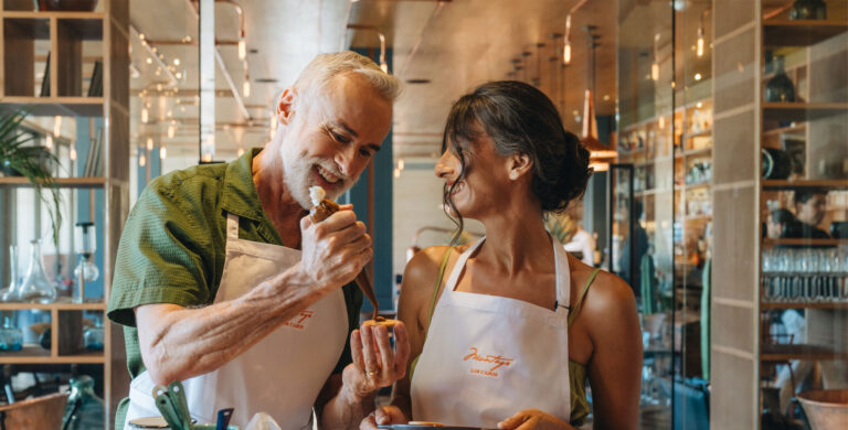 Una pareja asiste a una clase de cocina en Montage Los Cabos.