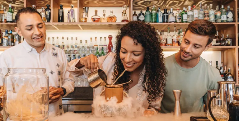 Invitados preparando c&oacute;cteles en Montage Los Cabos