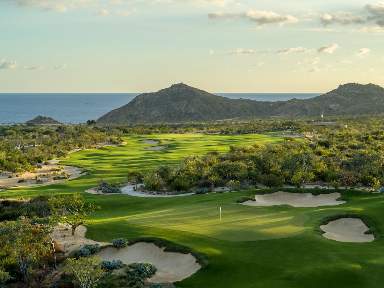 Scenic oceanfront golf course with mountains