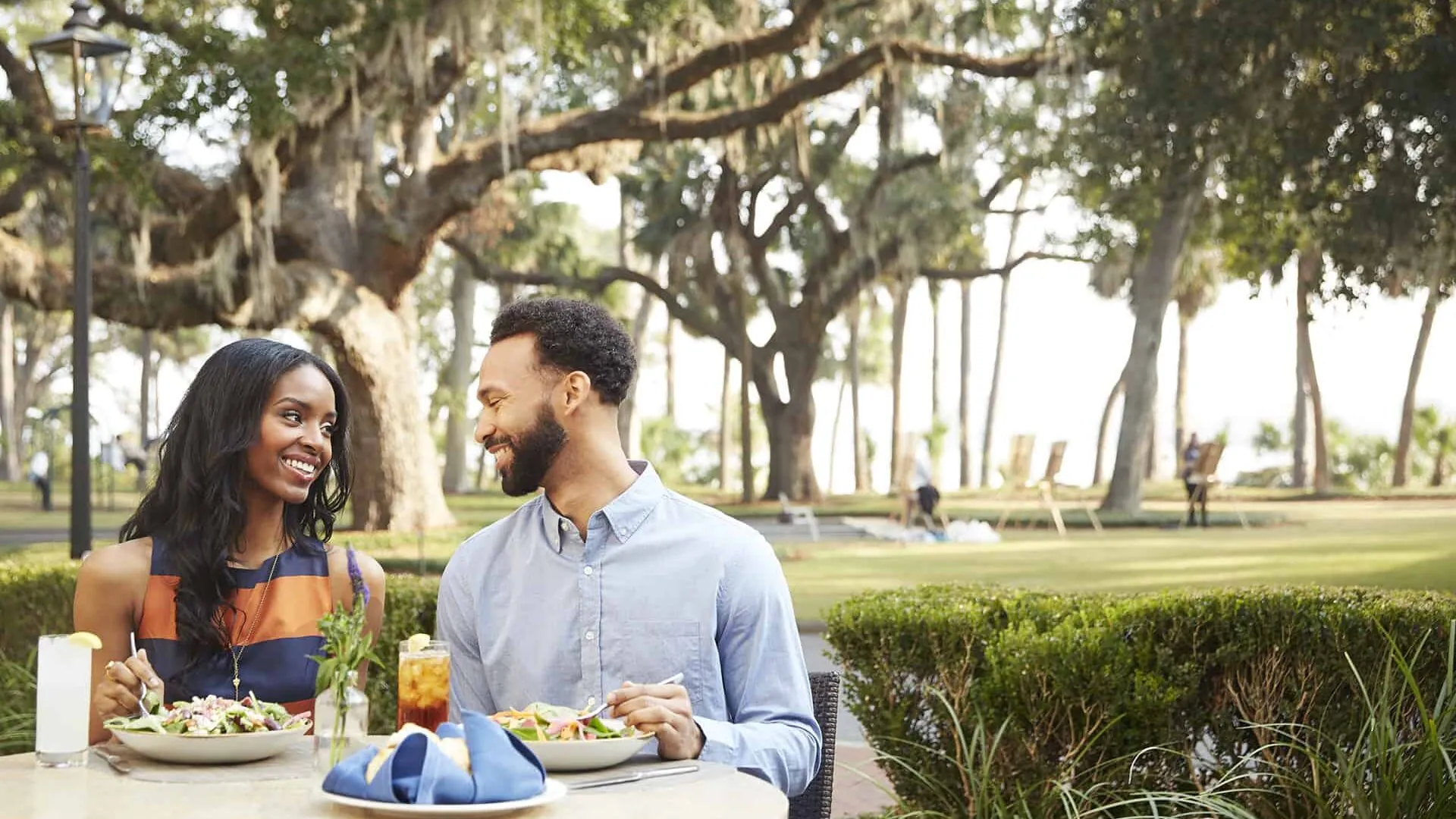 Couple dining at Buffalo's outdoors in Palmetto Bluff