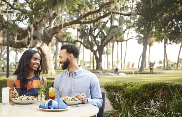 Couple dining at Buffalo's outdoors in Palmetto Bluff