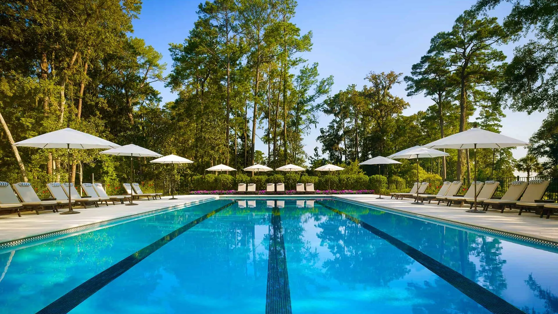 Montage hotel pool