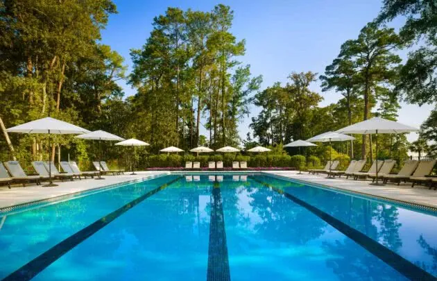 Montage hotel pool