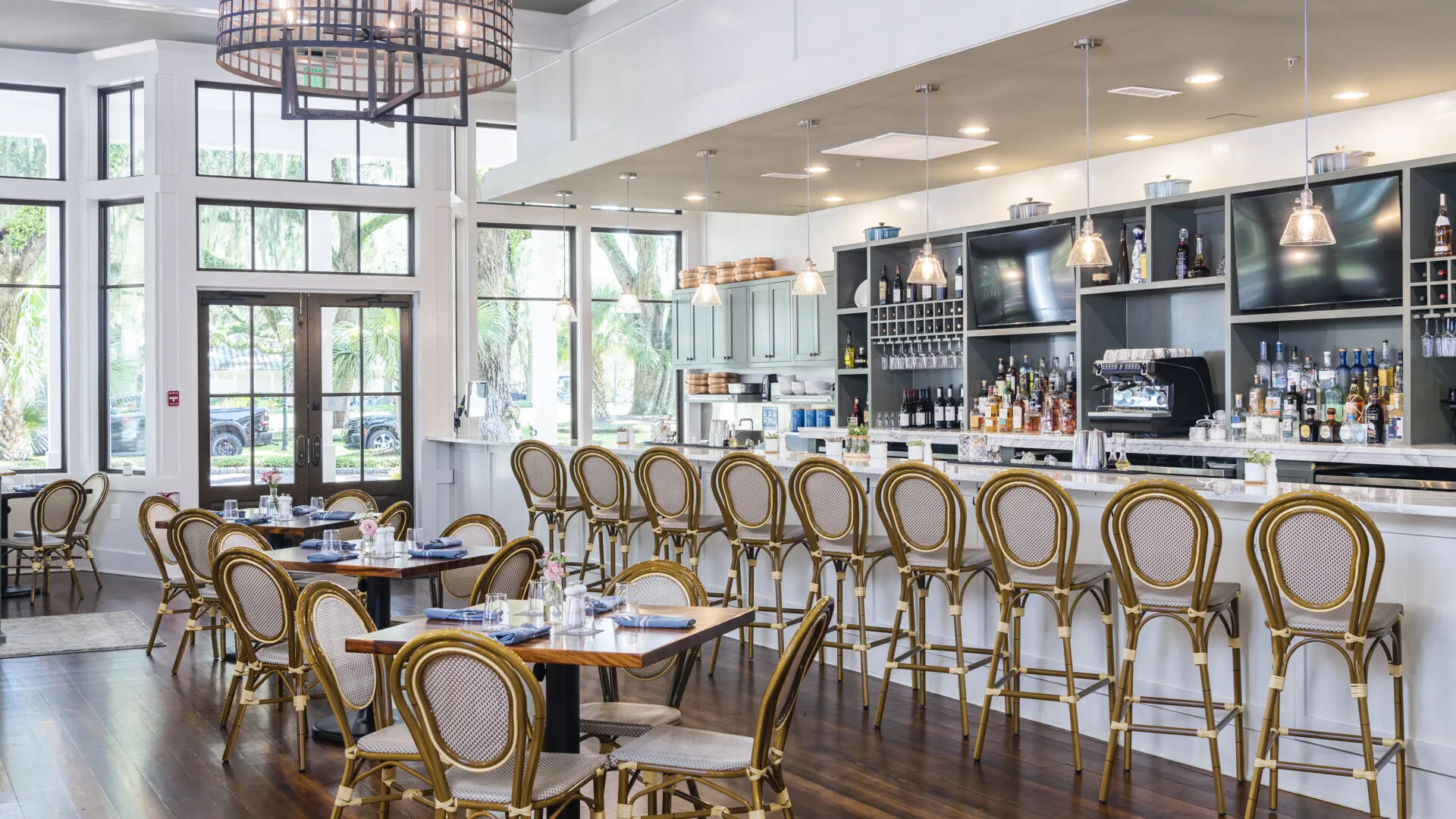 Buffalos restaurant bar and dining area.