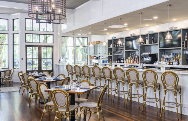 Buffalos restaurant bar and dining area.