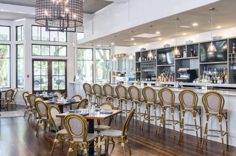 Buffalos restaurant bar and dining area.