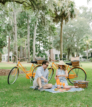 A couple having a picnic at Montage Palmetto Bluff