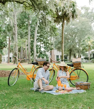 A couple having a picnic at Montage Palmetto Bluff